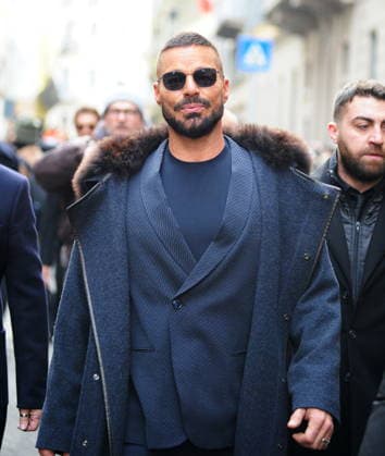 Milan: Ricky Martin leaves the Armani Hotel to go to the fashion show, followed by bodyguards, a huge crowd of photographers, cameramen, and fans.  Copyright: xMimmoxCarrierox xipa-agency.netx xMIMMOxCARRIERO-x IPA_Agency_IPA70291425