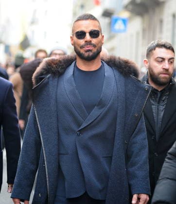 Milan: Ricky Martin leaves the Armani Hotel to go to the fashion show, followed by bodyguards, a huge crowd of photographers, cameramen, and fans.  Copyright: xMimmoxCarrierox xipa-agency.netx xMIMMOxCARRIERO-x IPA_Agency_IPA70291423