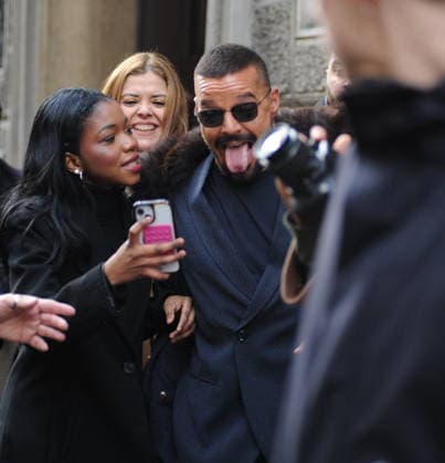 Milan: Ricky Martin leaves the Armani Hotel to go to the fashion show, followed by bodyguards, a huge crowd of photographers, cameramen, and fans.  Copyright: xMimmoxCarrierox xipa-agency.netx xMIMMOxCARRIERO-x IPA_Agency_IPA70291469