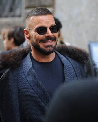 Milan: Ricky Martin leaves the Armani Hotel to go to the fashion show, followed by bodyguards, a huge crowd of photographers, cameramen, and fans.  Copyright: xMimmoxCarrierox xipa-agency.netx xMIMMOxCARRIERO-x IPA_Agency_IPA70291470