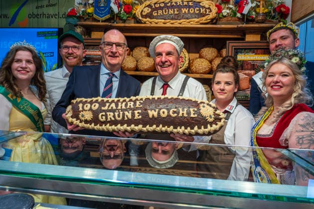 Tour by Brandenburgs Minister President Dr. Dietmar Woidke SPD 3 from left at the Karl Dietmar Plentz bakery stand on Brandenburg Day in the Brandenburg Hall at the International Green Week on the exhibition grounds in Berlin Charlottenburg It is the worlds largest trade fair for the food industry, agriculture and horticulture and was held for the first t