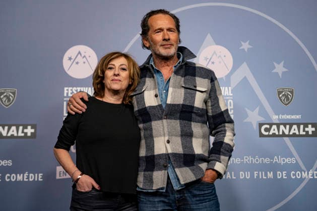 CELEBRITES : Festival International de Comedie - Alpe Huez - 19 01 2026 ALPE D HUEZ, FRANCE -Emmanuel Patron and his sister attend the Chers Parents Photocall during the 29th L Alpe d Huez International Comedy Film Festival on January 19, 2026 in Alpe d Huez, France. Photo by Sandrine Thesillat PsNewZ  Copyright: xSandrinexTHESILLATx