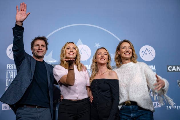 CELEBRITES : Festival International de Comedie - Alpe Huez - 19 01 2026 ALPE D HUEZ, FRANCE - Thomas Jouannet, ChloÃ Jouannet, Alexandra Lamy and Audrey Lamy attend the Chers Parents Photocall during the 29th L Alpe d Huez International Comedy Film Festival on January 19, 2026 in Alpe d Huez, France. Photo by Sandrine Thesillat PsNewZ  Copyright: xSandrinexTHESILLATx