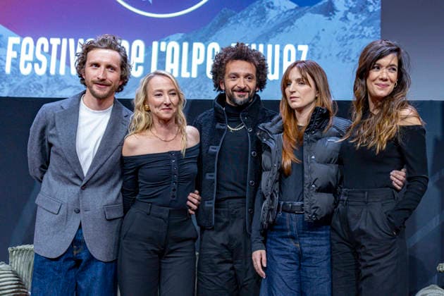 CELEBRITES : Festival International de Comedie - Alpe Huez - 19 01 2026 ALPE D HUEZ, FRANCE - Baptiste Lecaplain, Alexandra Lamy, William Lebghil, Alisson Wheeler, MÃ lanie Doutey attend the Chers Parents Photocall during the 29th L Alpe d Huez International Comedy Film Festival on January 19, 2026 in Alpe d Huez, France. Photo by Sandrine Thesillat PsNewZ  Copyright: xSandrinexTHESILLATx
