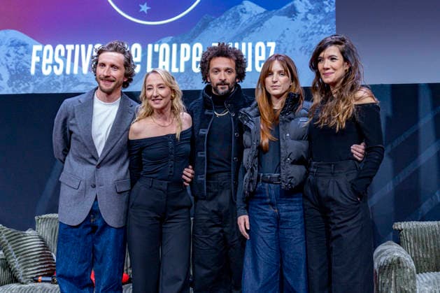 CELEBRITES : Festival International de Comedie - Alpe Huez - 19 01 2026 ALPE D HUEZ, FRANCE - Baptiste Lecaplain, Alexandra Lamy, William Lebghil, Alisson Wheeler, MÃ lanie Doutey attend the Chers Parents Photocall during the 29th L Alpe d Huez International Comedy Film Festival on January 19, 2026 in Alpe d Huez, France. Photo by Sandrine Thesillat PsNewZ  Copyright: xSandrinexTHESILLATx