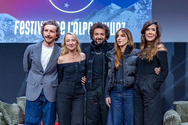 CELEBRITES : Festival International de Comedie - Alpe Huez - 19 01 2026 ALPE D HUEZ, FRANCE - Baptiste Lecaplain, Alexandra Lamy, William Lebghil, Alisson Wheeler, MÃ lanie Doutey attend the Chers Parents Photocall during the 29th L Alpe d Huez International Comedy Film Festival on January 19, 2026 in Alpe d Huez, France. Photo by Sandrine Thesillat PsNewZ  Copyright: xSandrinexTHESILLATx