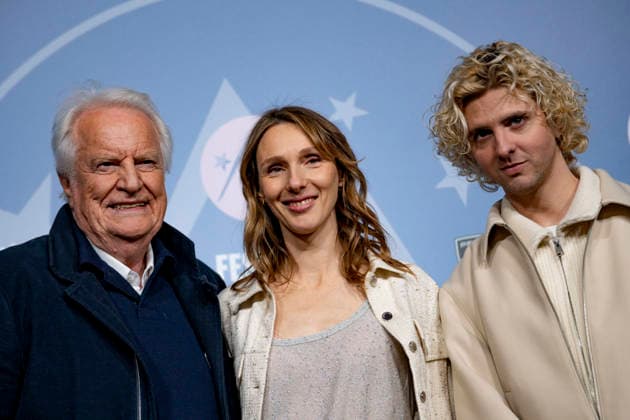 CELEBRITES : Festival International de Comedie - Alpe Huez - 19 01 2026 ALPE D HUEZ, FRANCE - AndrÃ Dussolier, Pauline ClÃ ment and Thomas SolivÃ res attend the Chers Parents Photocall during the 29th L Alpe d Huez International Comedy Film Festival on January 19, 2026 in Alpe d Huez, France. Photo by Sandrine Thesillat PsNewZ  Copyright: xSandrinexTHESILLATx