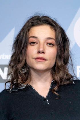 CELEBRITES : Festival International de Comedie - Alpe Huez - 19 01 2026 ALPE D HUEZ, FRANCE - ZoÃ Adjiani attends the Chers Parents Photocall during the 29th L Alpe d Huez International Comedy Film Festival on January 19, 2026 in Alpe d Huez, France. Photo by Sandrine Thesillat PsNewZ  Copyright: xSandrinexTHESILLATx