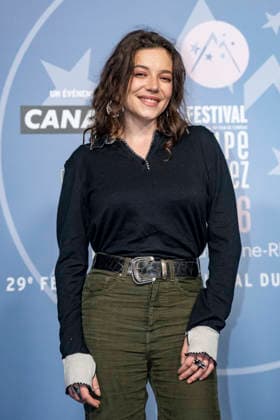 CELEBRITES : Festival International de Comedie - Alpe Huez - 19 01 2026 ALPE D HUEZ, FRANCE - ZoÃ Adjiani attends the Chers Parents Photocall during the 29th L Alpe d Huez International Comedy Film Festival on January 19, 2026 in Alpe d Huez, France. Photo by Sandrine Thesillat PsNewZ  Copyright: xSandrinexTHESILLATx
