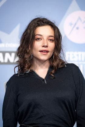 CELEBRITES : Festival International de Comedie - Alpe Huez - 19 01 2026 ALPE D HUEZ, FRANCE - ZoÃ Adjiani attends the Chers Parents Photocall during the 29th L Alpe d Huez International Comedy Film Festival on January 19, 2026 in Alpe d Huez, France. Photo by Sandrine Thesillat PsNewZ  Copyright: xSandrinexTHESILLATx