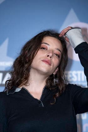 CELEBRITES : Festival International de Comedie - Alpe Huez - 19 01 2026 ALPE D HUEZ, FRANCE - ZoÃ Adjiani attends the Chers Parents Photocall during the 29th L Alpe d Huez International Comedy Film Festival on January 19, 2026 in Alpe d Huez, France. Photo by Sandrine Thesillat PsNewZ  Copyright: xSandrinexTHESILLATx