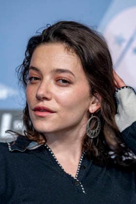 CELEBRITES : Festival International de Comedie - Alpe Huez - 19 01 2026 ALPE D HUEZ, FRANCE - ZoÃ Adjiani attends the Chers Parents Photocall during the 29th L Alpe d Huez International Comedy Film Festival on January 19, 2026 in Alpe d Huez, France. Photo by Sandrine Thesillat PsNewZ  Copyright: xSandrinexTHESILLATx