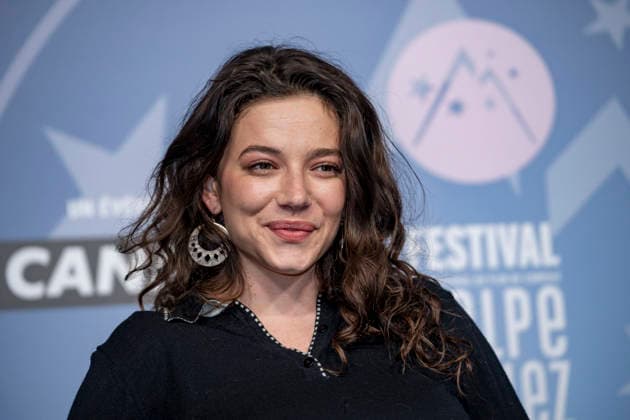 CELEBRITES : Festival International de Comedie - Alpe Huez - 19 01 2026 ALPE D HUEZ, FRANCE - ZoÃ Adjiani attends the Chers Parents Photocall during the 29th L Alpe d Huez International Comedy Film Festival on January 19, 2026 in Alpe d Huez, France. Photo by Sandrine Thesillat PsNewZ  Copyright: xSandrinexTHESILLATx