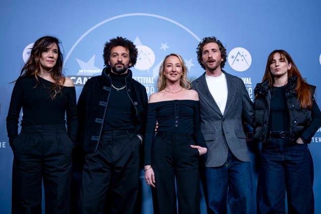 CELEBRITES : Festival International de Comedie - Alpe Huez - 19 01 2026 ALPE D HUEZ, FRANCE - MÃ lanie Doutey, William Lebghil, Audrey Lamy, Baptiste Lecaplain, Alisson Wheeler attend the Chers Parents Photocall during the 29th L Alpe d Huez International Comedy Film Festival on January 19, 2026 in Alpe d Huez, France. Photo by Sandrine Thesillat PsNewZ  Copyright: xSandrinexTHESILLATx