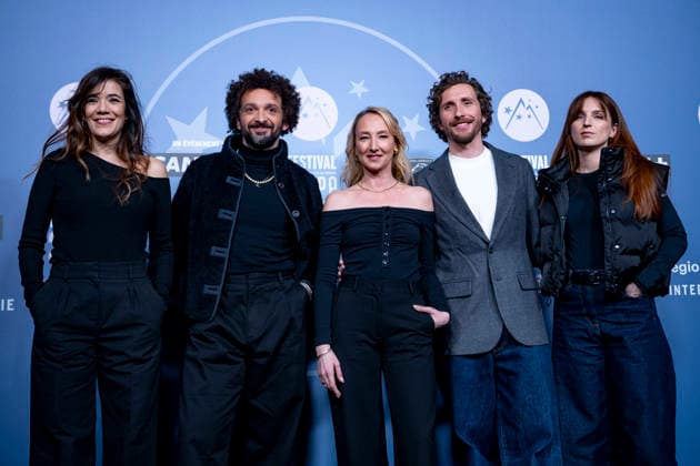 CELEBRITES : Festival International de Comedie - Alpe Huez - 19 01 2026 ALPE D HUEZ, FRANCE - MÃ lanie Doutey, William Lebghil, Audrey Lamy, Baptiste Lecaplain, Alisson Wheeler attend the Chers Parents Photocall during the 29th L Alpe d Huez International Comedy Film Festival on January 19, 2026 in Alpe d Huez, France. Photo by Sandrine Thesillat PsNewZ  Copyright: xSandrinexTHESILLATx