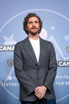 CELEBRITES : Festival International de Comedie - Alpe Huez - 19 01 2026 ALPE D HUEZ, FRANCE - Baptiste Lecaplain attends the Chers Parents Photocall during the 29th L Alpe d Huez International Comedy Film Festival on January 19, 2026 in Alpe d Huez, France. Photo by Sandrine Thesillat PsNewZ  Copyright: xSandrinexTHESILLATx