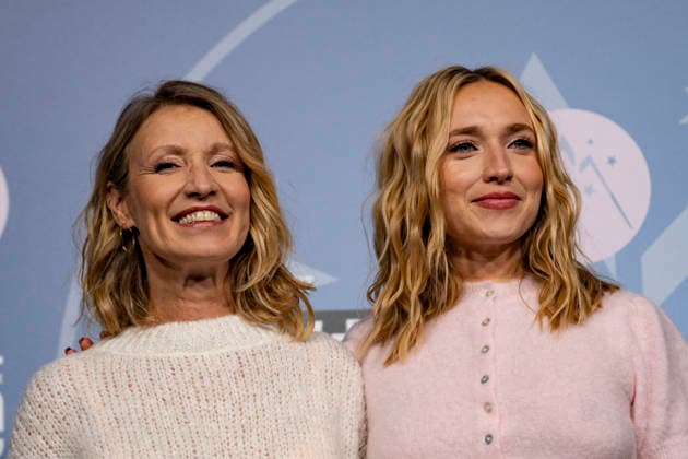 CELEBRITES : Festival International de Comedie - Alpe Huez - 19 01 2026 ALPE D HUEZ, FRANCE - ChloÃ Jouannet and Alexandra Lamy attend the Chers Parents Photocall during the 29th L Alpe d Huez International Comedy Film Festival on January 19, 2026 in Alpe d Huez, France. Photo by Sandrine Thesillat PsNewZ  Copyright: xSandrinexTHESILLATx