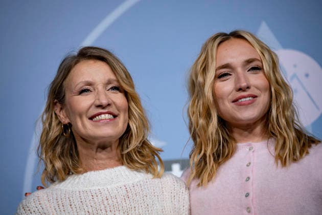 CELEBRITES : Festival International de Comedie - Alpe Huez - 19 01 2026 ALPE D HUEZ, FRANCE - ChloÃ Jouannet and Alexandra Lamy attend the Chers Parents Photocall during the 29th L Alpe d Huez International Comedy Film Festival on January 19, 2026 in Alpe d Huez, France. Photo by Sandrine Thesillat PsNewZ  Copyright: xSandrinexTHESILLATx
