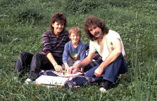 ARCHIV: Wolfgang Petry Sänger Wolfgang Wolle Petry mit seiner Ehefrau Rosemarie ( Rosi ) undd Sohn Achim , 1982 ARCHIVAUFNAHME, Datum geschätzt 20260118JWM0156 *** ARCHIVE Wolfgang Petry Singer Wolfgang Wolle Petry with his wife Rosemarie Rosi and son Achim , 1982 ARCHIVE ACQUISITION, date estimated 20260118JWM0156