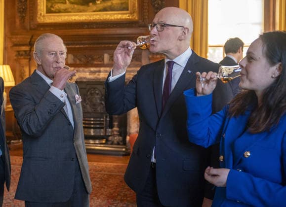 . 19 01 2026. Edinburgh, United Kingdom. King Charles III tastes whisky with the First Minister of Scotland John Swinney and Deputy First Minister Kate Forbes during a reception at the Palace of Holyroodhouse, Edinburgh, United Kingdomngdom.  xPoolx xi-Imagesx IIM-26519-0002