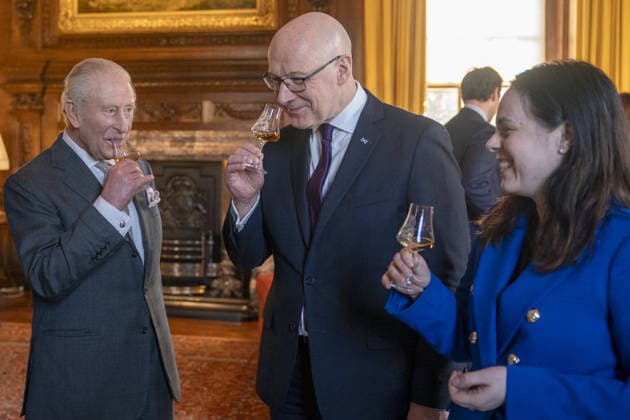. 19 01 2026. Edinburgh, United Kingdom. King Charles III tastes whisky with the First Minister of Scotland John Swinney and Deputy First Minister Kate Forbes during a reception at the Palace of Holyroodhouse, Edinburgh, United Kingdom.  xPoolx xi-Imagesx IIM-26519-0004