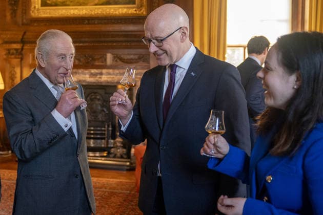 . 19 01 2026. Edinburgh, United Kingdom. King Charles III tastes whisky with the First Minister of Scotland John Swinney and Deputy First Minister Kate Forbes during a reception at the Palace of Holyroodhouse, Edinburgh, United Kingdom.  xPoolx xi-Imagesx IIM-26519-0005