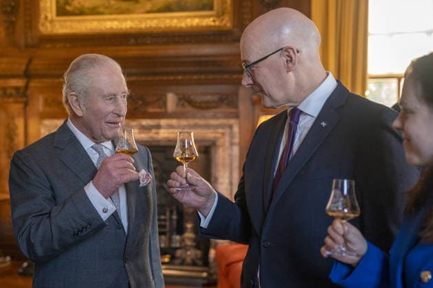 . 19 01 2026. Edinburgh, United Kingdom. King Charles III tastes whisky with the First Minister of Scotland John Swinney and Deputy First Minister Kate Forbes during a reception at the Palace of Holyroodhouse, Edinburgh, United Kingdom.  xPoolx xi-Imagesx IIM-26519-0006