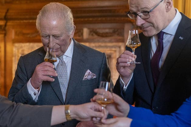 . 19 01 2026. Edinburgh, United Kingdom. King Charles III tastes whisky with the First Minister of Scotland John Swinney and Deputy First Minister Kate Forbes during a reception at the Palace of Holyroodhouse, Edinburgh, United Kingdom.  xPoolx xi-Imagesx IIM-26519-0008
