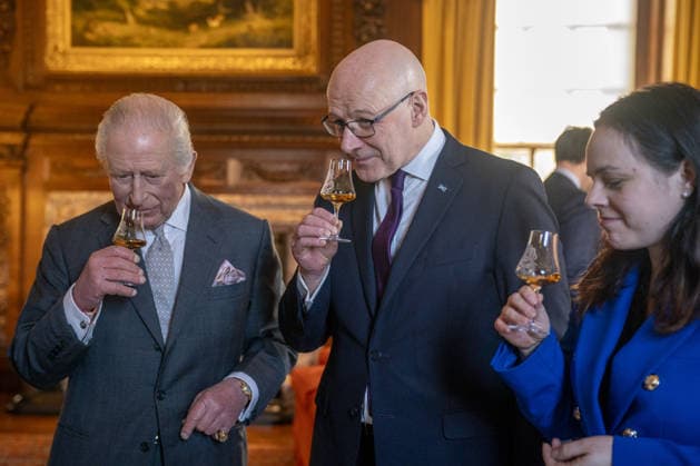 . 19 01 2026. Edinburgh, United Kingdom. King Charles III tastes whisky with the First Minister of Scotland John Swinney and Deputy First Minister Kate Forbes during a reception at the Palace of Holyroodhouse, Edinburgh, United Kingdom.  xPoolx xi-Imagesx IIM-26519-0009