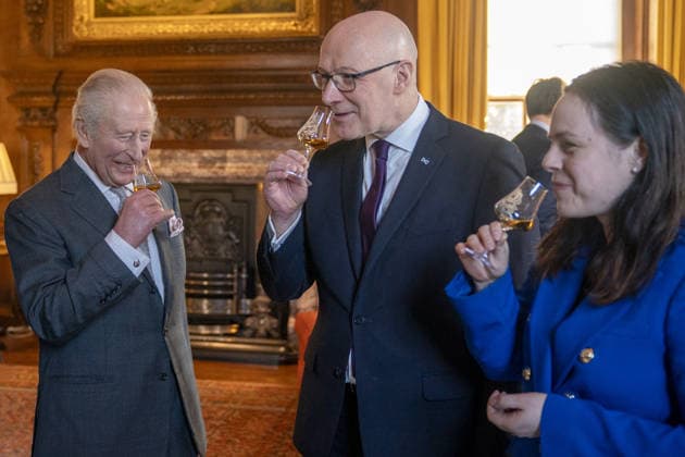 . 19 01 2026. Edinburgh, United Kingdom. King Charles III tastes whisky with the First Minister of Scotland John Swinney and Deputy First Minister Kate Forbes during a reception at the Palace of Holyroodhouse, Edinburgh, United Kingdom.  xPoolx xi-Imagesx IIM-26519-0010