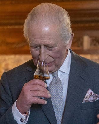 . 19 01 2026. Edinburgh, United Kingdom. King Charles III tastes whisky during a reception at the Palace of Holyroodhouse, Edinburgh, United Kingdom.  xPoolx xi-Imagesx IIM-26519-0015