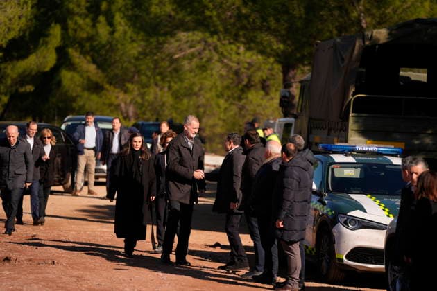 King Felipe VI and Queen Letizia visit Adamuz to offer their support to the victims of the accident King Felipe VI and Queen Letizia, accompanied by the First Vice President and Minister of Finance, María Jesús Montero, greets the authorities on their arrival this Tuesday, January 20, in Adamuz Córdoba after the accident between two trains in which at least 41 people died and more than a hundred were injured January 20, 2026 in Adamuz, Córdoba Andalusia, Spain The Royal Family has brought forward their return to Spain from Greece and reduce their agenda to be able to travel to Cordoba after the train accident in Adamuz, which this past Sunday, January 18, has caused at least 41 deaths and a hundred injured The Kings Felipe VI and Letizia, Copyright: xJoaquinxCorcherox 7231352