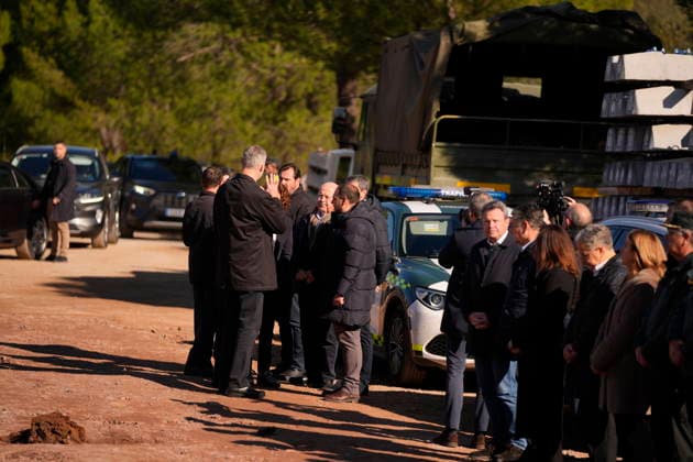 King Felipe VI and Queen Letizia visit Adamuz to offer their support to the victims of the accident King Felipe VI and Queen Letizia, accompanied by the First Vice President and Minister of Finance, María Jesús Montero, greets the authorities on their arrival this Tuesday, January 20, in Adamuz Córdoba after the accident between two trains in which at least 41 people died and more than a hundred were injured January 20, 2026 in Adamuz, Córdoba Andalusia, Spain The Royal Family has brought forward their return to Spain from Greece and reduce their agenda to be able to travel to Cordoba after the train accident in Adamuz, which this past Sunday, January 18, has caused at least 41 deaths and a hundred injured The Kings Felipe VI and Letizia, Copyright: xJoaquinxCorcherox 7231355