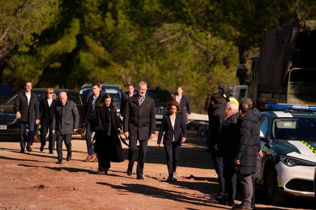 King Felipe VI and Queen Letizia visit Adamuz to offer their support to the victims of the accident King Felipe VI and Queen Letizia i , accompanied by the First Vice President and Minister of Finance, María Jesús Montero d , on their arrival this Tuesday, January 20, to Adamuz Córdoba after the accident between two trains in which at least 41 people died and more than a hundred were injured January 20, 2026 in Adamuz, Córdoba Andalusia, Spain The Royal Family has brought forward their return to Spain from Greece and reduce their agenda to be able to travel to Cordoba after the train accident in Adamuz, which this past Sunday, January 18, has caused at least 41 deaths and a hundred injured The Kings Felipe VI and Letizia, wanted to take an Copyright: xJoaquinxCorcherox 7231346
