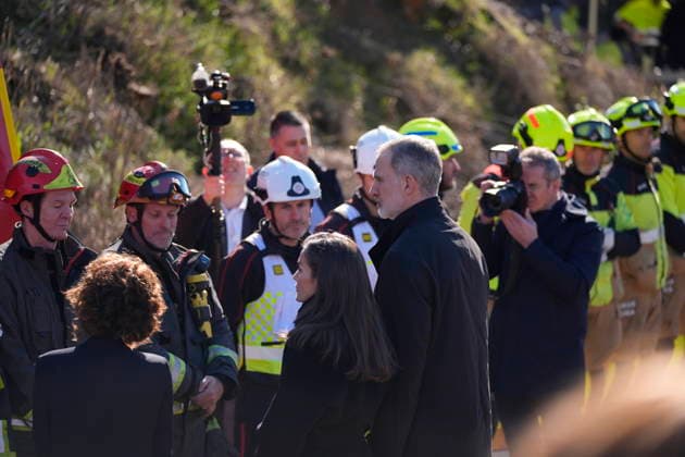 King Felipe VI and Queen Letizia visit Adamuz to offer their support to the victims of the accident King Felipe VI and Queen Letizia, accompanied by the First Vice President and Minister of Finance, María Jesús Montero, greet members of the emergency services on their arrival this Tuesday, January 20, in Adamuz Córdoba after the accident between two trains in which at least 41 people died and more than a hundred were injured January 20, 2026 in Adamuz, Córdoba Andalusia, Spain The Royal Family has brought forward their return to Spain from Greece and reduce their agenda to be able to travel to Cordoba after the train accident in Adamuz, which this past Sunday, January 18, has caused at least 41 deaths and a hundred injured The Kings Felipe Copyright: xJoaquinxCorcherox 7231606