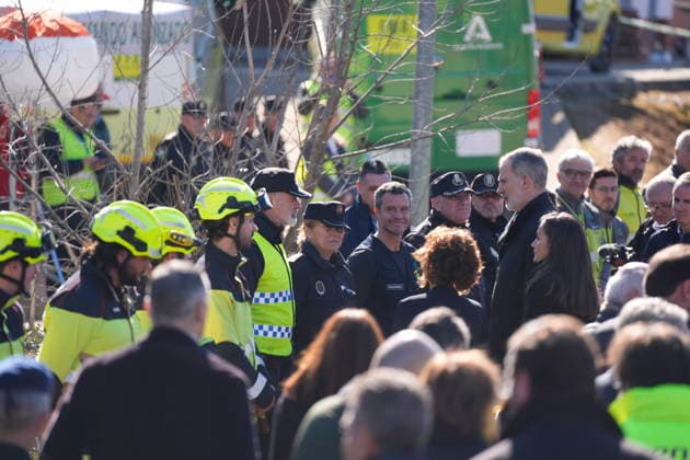 King Felipe VI and Queen Letizia visit Adamuz to offer their support to the victims of the accident King Felipe VI and Queen Letizia, accompanied by the First Vice President and Minister of Finance, María Jesús Montero, greet members of the emergency services on their arrival this Tuesday, January 20, in Adamuz Córdoba after the accident between two trains in which at least 41 people died and more than a hundred were injured January 20, 2026 in Adamuz, Córdoba Andalusia, Spain The Royal Family has brought forward their return to Spain from Greece and reduce their agenda to be able to travel to Cordoba after the train accident in Adamuz, which this past Sunday, January 18, has caused at least 41 deaths and a hundred injured The Kings Felipe Copyright: xJoaquinxCorcherox 7231611