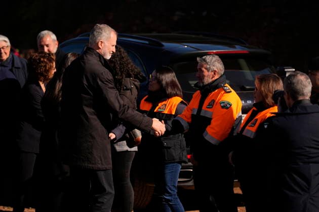 King Felipe VI and Queen Letizia visit Adamuz to offer their support to the victims of the accident King Felipe VI and Queen Letizia, accompanied by the First Vice President and Minister of Finance, María Jesús Montero, greet members of the emergency services on their arrival this Tuesday, January 20, in Adamuz Córdoba after the accident between two trains in which at least 41 people died and more than a hundred were injured January 20, 2026 in Adamuz, Córdoba Andalusia, Spain The Royal Family has brought forward their return to Spain from Greece and reduce their agenda to be able to travel to Cordoba after the train accident in Adamuz, which this past Sunday, January 18, has caused at least 41 deaths and a hundred injured The Kings Felipe Copyright: xJoaquinxCorcherox 7231598