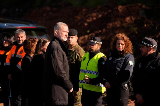 King Felipe VI and Queen Letizia visit Adamuz to offer their support to the victims of the accident King Felipe VI and Queen Letizia, accompanied by the First Vice President and Minister of Finance, María Jesús Montero, greet members of the emergency services on their arrival this Tuesday, January 20, in Adamuz Córdoba after the accident between two trains in which at least 41 people died and more than a hundred were injured January 20, 2026 in Adamuz, Córdoba Andalusia, Spain The Royal Family has brought forward their return to Spain from Greece and reduce their agenda to be able to travel to Cordoba after the train accident in Adamuz, which this past Sunday, January 18, has caused at least 41 deaths and a hundred injured The Kings Felipe Copyright: xJoaquinxCorcherox 7231601