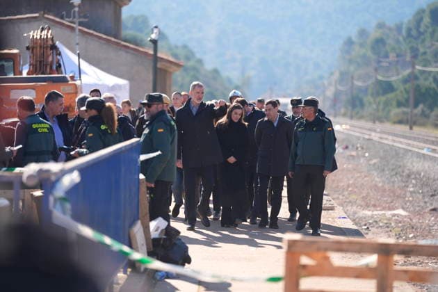 King Felipe VI and Queen Letizia visit Adamuz to offer their support to the victims of the accident King Felipe VI and Queen Letizia, accompanied by the President of the Junta de Andalucía, Juanma Moreno, visit the ground zero of the accident between two trains in Adamuz Córdoba, in which at least 41 people died and more than a hundred were injured January 20, 2026 in Adamuz, Córdoba Andalusia, Spain The Royal Family has brought forward their return to Spain from Greece and reduce their agenda to be able to travel to Cordoba after the train accident in Adamuz, which this past Sunday, January 18, has caused at least 41 deaths and a hundred injured The Kings Felipe VI and Letizia, wanted to be interested and offer their support to the victim Copyright: xJoaquinxCorcherox 7231648