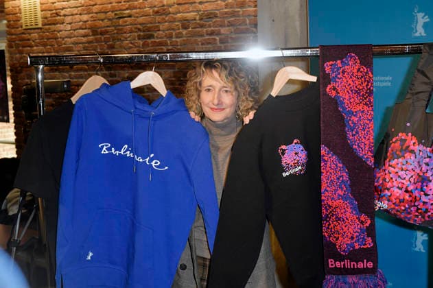 Tricia Tuttle presenting the merchandise before the program press conference of the Berlinale 2026 76 Berlin International Film Festival at the Akademie der Künste Berlin, 20 01 2026 Foto:xM.xBehrensx xFuturexImagex berlinale_pk_6106