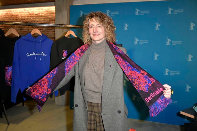 Tricia Tuttle presenting the merchandise before the program press conference of the Berlinale 2026 76 Berlin International Film Festival at the Akademie der Künste Berlin, 20 01 2026 Foto:xM.xBehrensx xFuturexImagex berlinale_pk_6107
