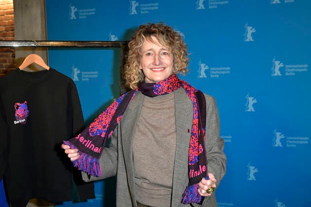 Tricia Tuttle presenting the merchandise before the program press conference of the Berlinale 2026 76 Berlin International Film Festival at the Akademie der Künste Berlin, 20 01 2026 Foto:xM.xBehrensx xFuturexImagex berlinale_pk_6108