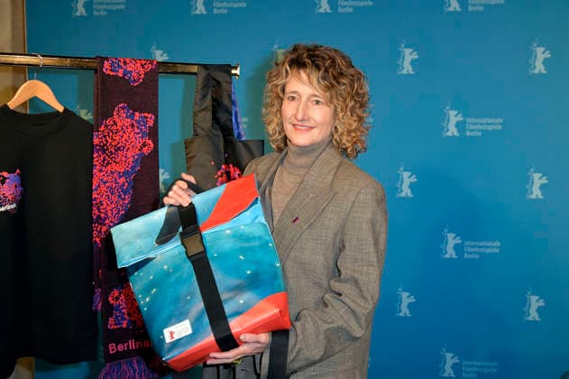 Tricia Tuttle presenting the merchandise before the program press conference of the Berlinale 2026 76 Berlin International Film Festival at the Akademie der Künste Berlin, 20 01 2026 Foto:xM.xBehrensx xFuturexImagex berlinale_pk_6109