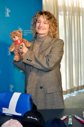 Tricia Tuttle presenting the merchandise before the program press conference of the Berlinale 2026 76 Berlin International Film Festival at the Akademie der Künste Berlin, 20 01 2026 Foto:xM.xBehrensx xFuturexImagex berlinale_pk_6110
