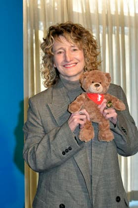 Tricia Tuttle presenting the merchandise before the program press conference of the Berlinale 2026 76 Berlin International Film Festival at the Akademie der Künste Berlin, 20 01 2026 Foto:xM.xBehrensx xFuturexImagex berlinale_pk_6111