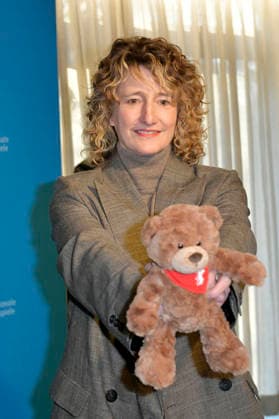 Tricia Tuttle presenting the merchandise before the program press conference of the Berlinale 2026 76 Berlin International Film Festival at the Akademie der Künste Berlin, 20 01 2026 Foto:xM.xBehrensx xFuturexImagex berlinale_pk_6112