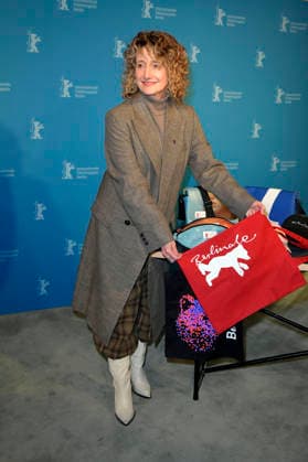 Tricia Tuttle presenting the merchandise before the program press conference of the Berlinale 2026 76 Berlin International Film Festival at the Akademie der Künste Berlin, 20 01 2026 Foto:xM.xBehrensx xFuturexImagex berlinale_pk_6113