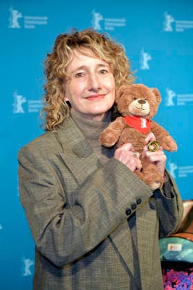 Tricia Tuttle presenting the merchandise before the program press conference of the Berlinale 2026 76 Berlin International Film Festival at the Akademie der Künste Berlin, 20 01 2026 Foto:xM.xBehrensx xFuturexImagex berlinale_pk_6115