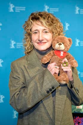 Tricia Tuttle presenting the merchandise before the program press conference of the Berlinale 2026 76 Berlin International Film Festival at the Akademie der Künste Berlin, 20 01 2026 Foto:xM.xBehrensx xFuturexImagex berlinale_pk_6116