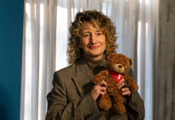 Director Tricia Tuttle with the Berlinale plush bear during a program press conference for the 76 Berlin Int Copyright: epd-bild RolfxZoellner epd-Berlinale8-kopieren